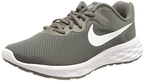 Nike Revolution 6, Scarpe da Ginnastica Uomo, Grigio Ferro/Bianco-Grigio Fumo-Nero, 43 EU
