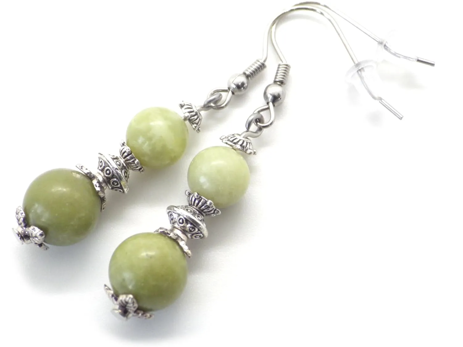 Orecchini in acciaio inossidabile con perline di giada verde di Taiwan e perline in ottone argentato