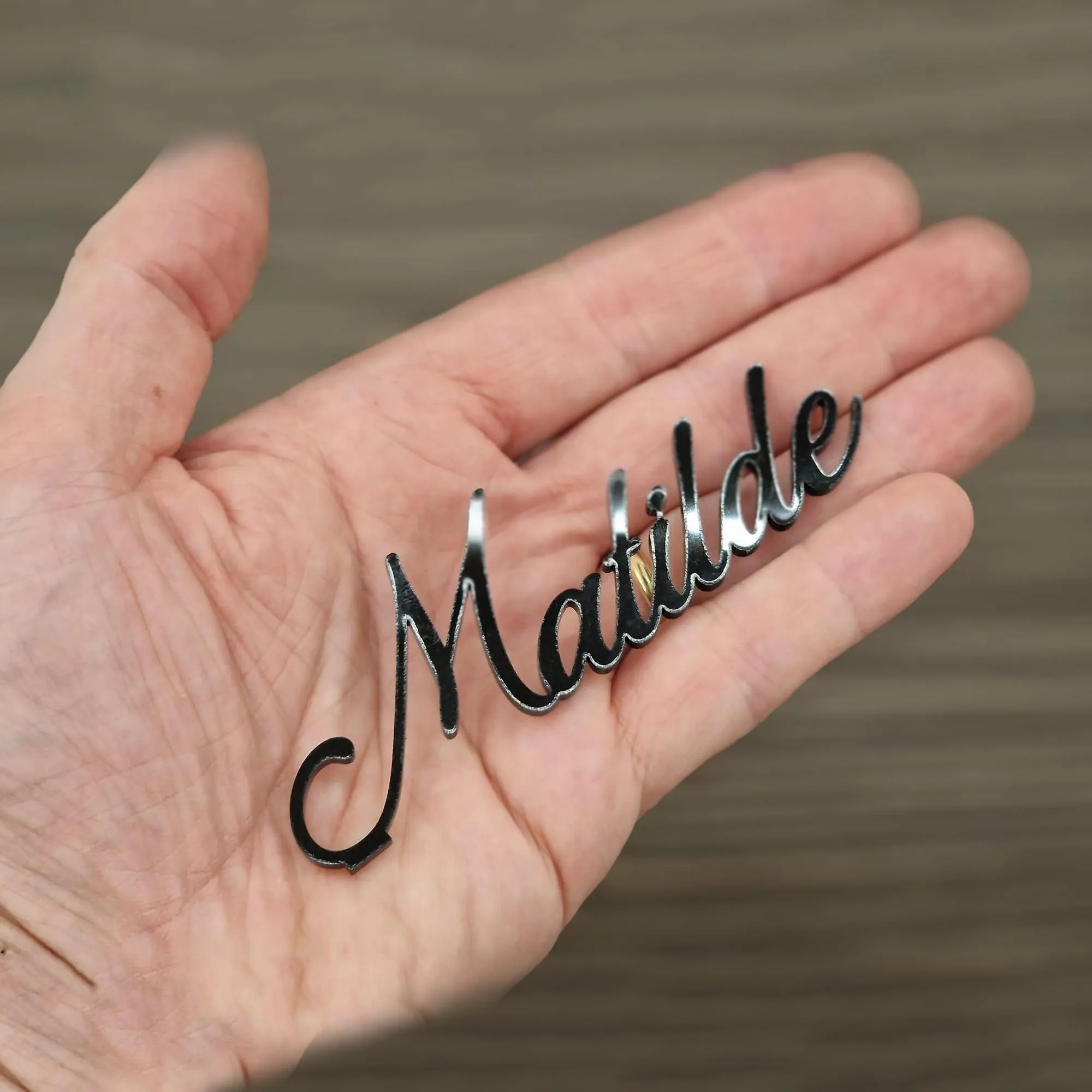 Scritta Personalizzata in Plexiglass Specchiato Spessore 3mm | Nome Inciso al Laser | Topper per Tavolo Torta, Gadget o Decorazione, Targa o Insegna in Acrilico, Misure a Scelta (10 Centimetri)