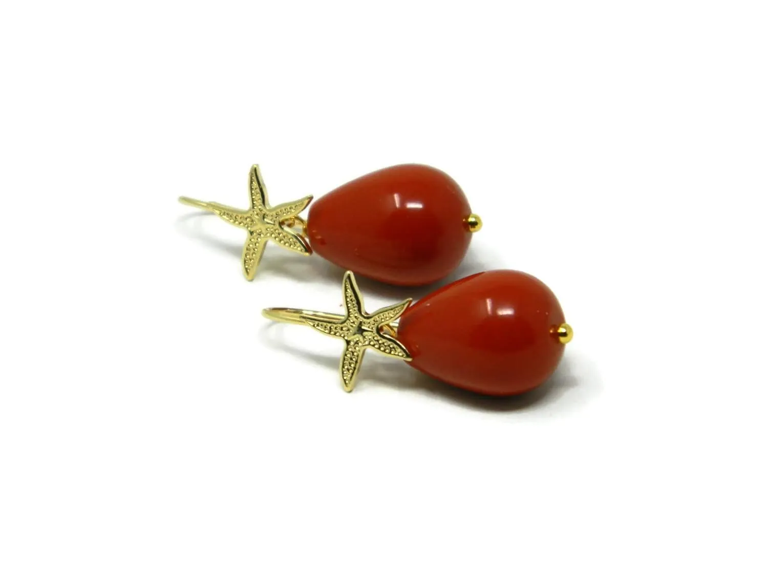 Orecchini pendenti con stella marina dorata e goccia corta di pasta di corallo rosso Sardegna