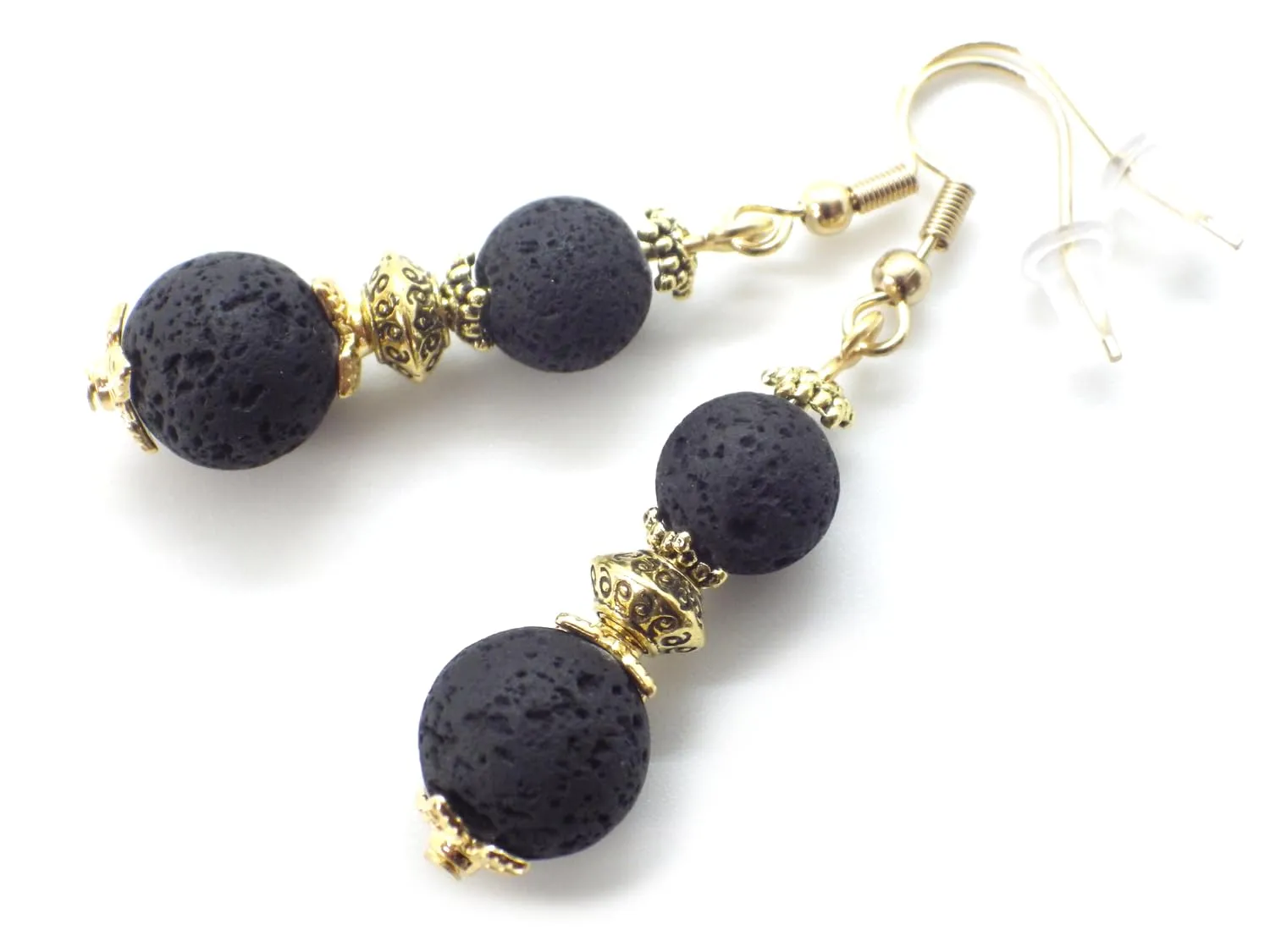 Orecchini in acciaio inossidabile placcato oro con perline di pietra lavica nera e perline in ottone dorato