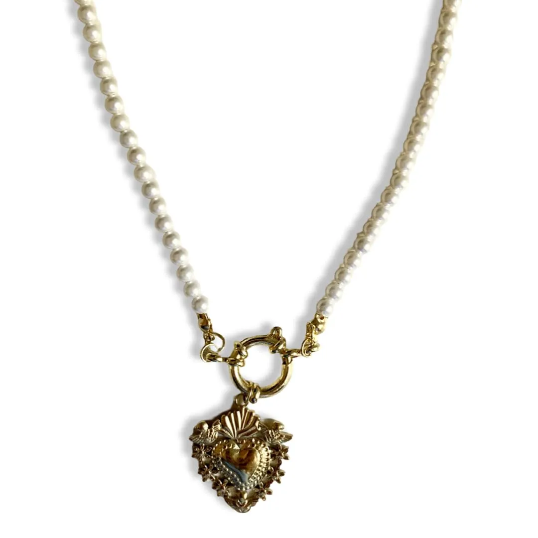 Collana in Perle di Fiume con ciondolo in cuore sacro