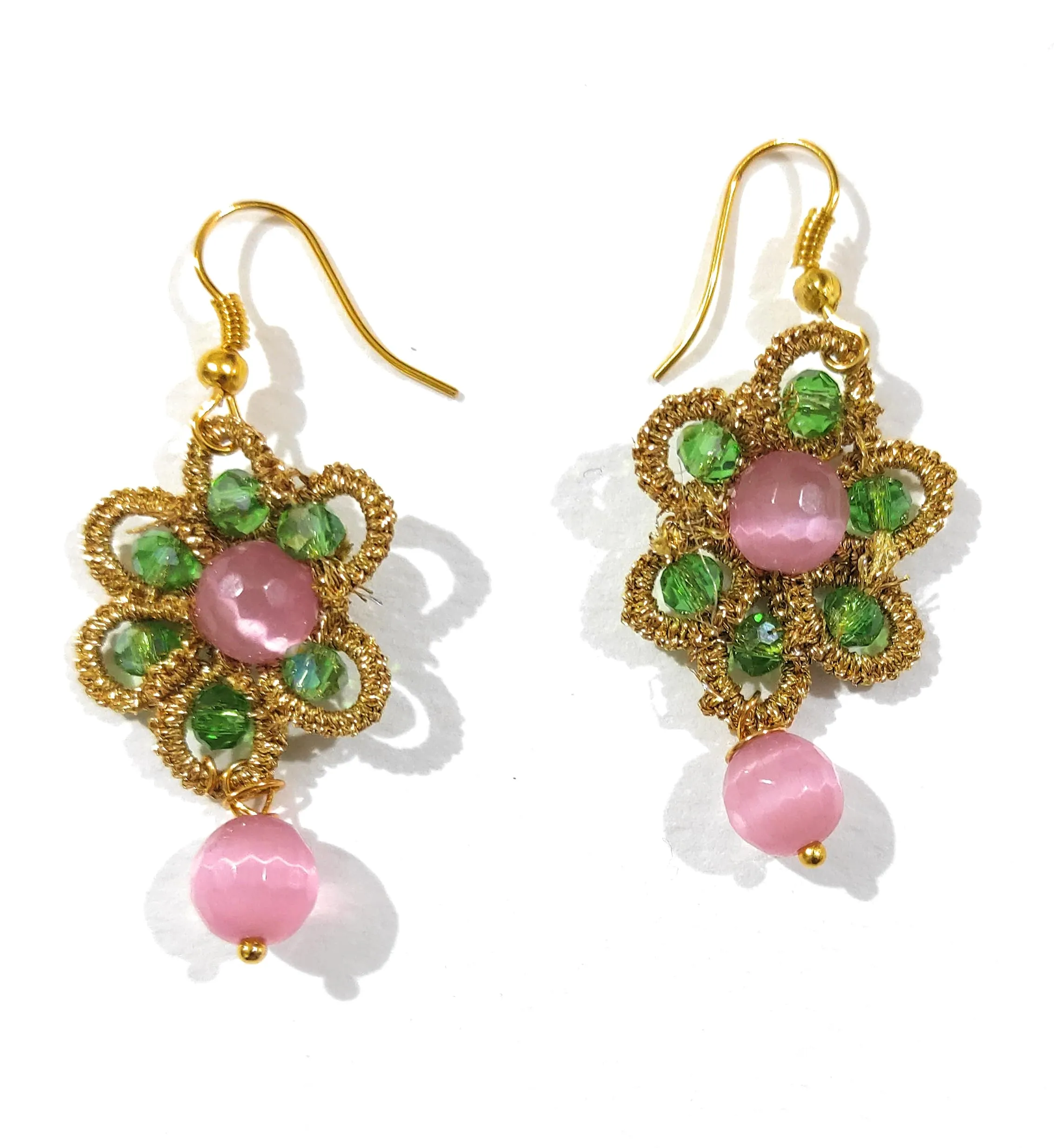 Orecchini al chiacchierino colore oro con pietre colore rosa e verde