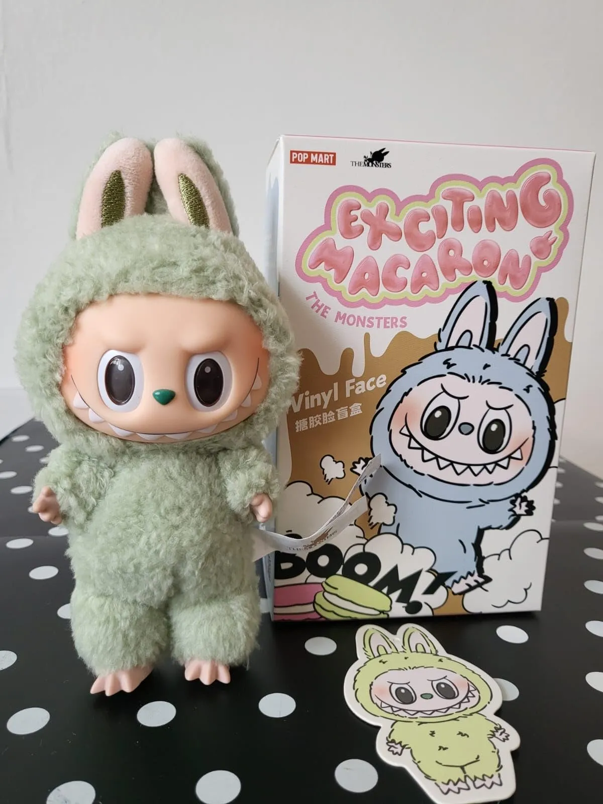 POP MART The Monsters Tasty Macarons Vinyl Face Blind Box Figure, Giocattoli dal design casuale per l'arredamento moderno della casa, set di giocattoli da collezione per accessori da scrivania, 1