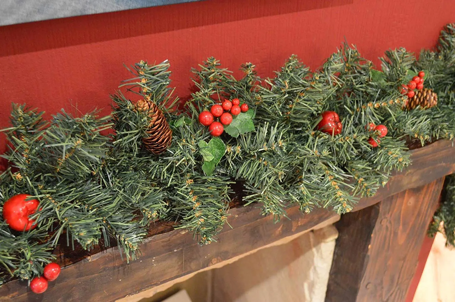 Toyland - Ghirlanda natalizia per caminetto e scale, 2 m, decorazione natalizia con bacche rosse e pigne, per albero di Natale