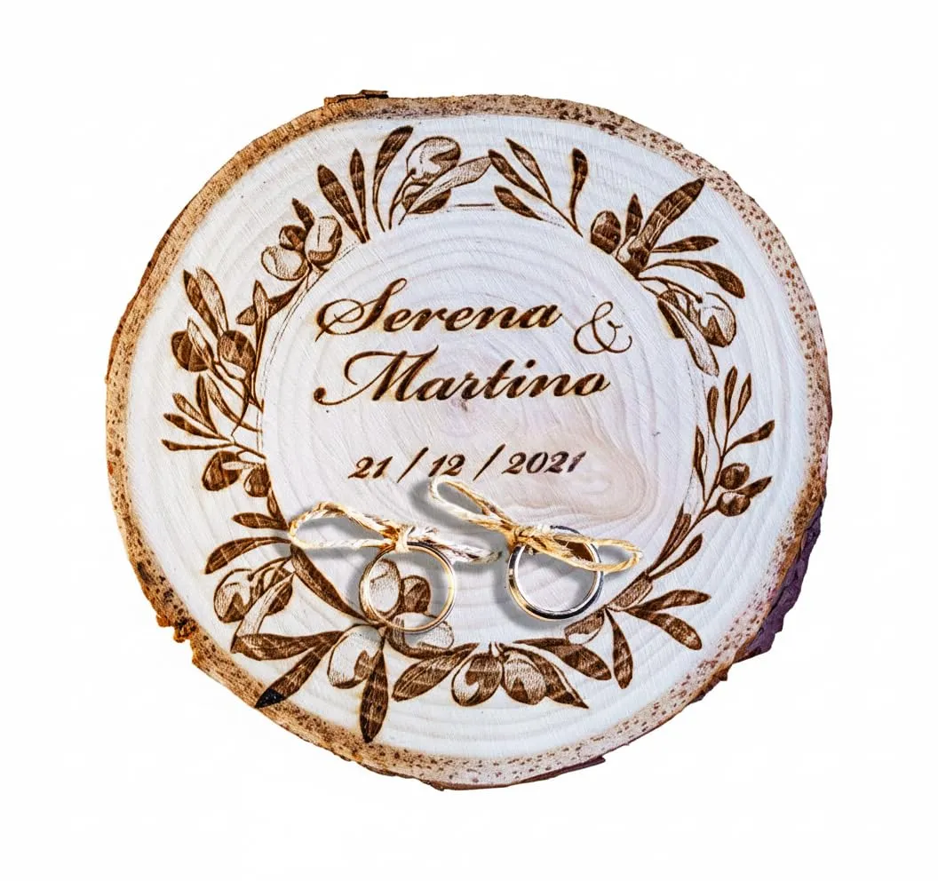 Porta fedi su fetta di legno tema rametti di ulivo, diametri da 10 a 19 cm, portafedi personalizzato per matrimonio o altro evento speciale anniversario, fedi nuziali