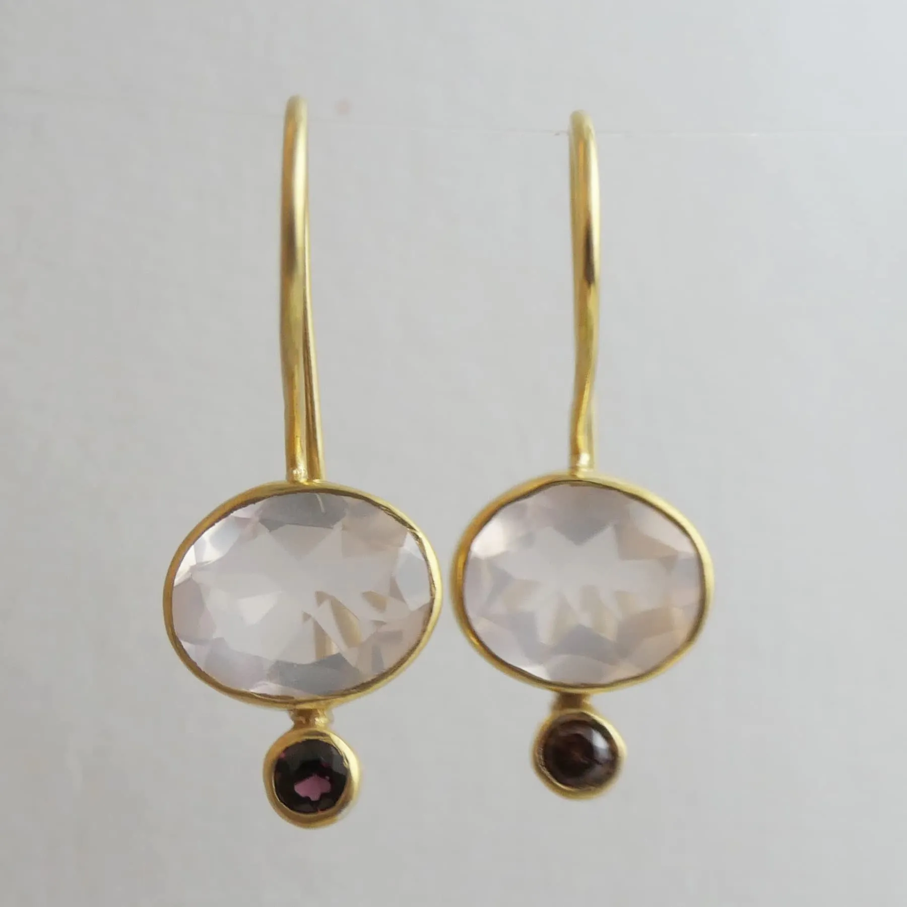Orecchini in argento sterling 925 placcato oro con quarzo rosa e granato rodolite- Gemma Naturale - Regalo di Compleanno - Regalo di Natale - Idee Regalo Fatto a Mano per le Donne