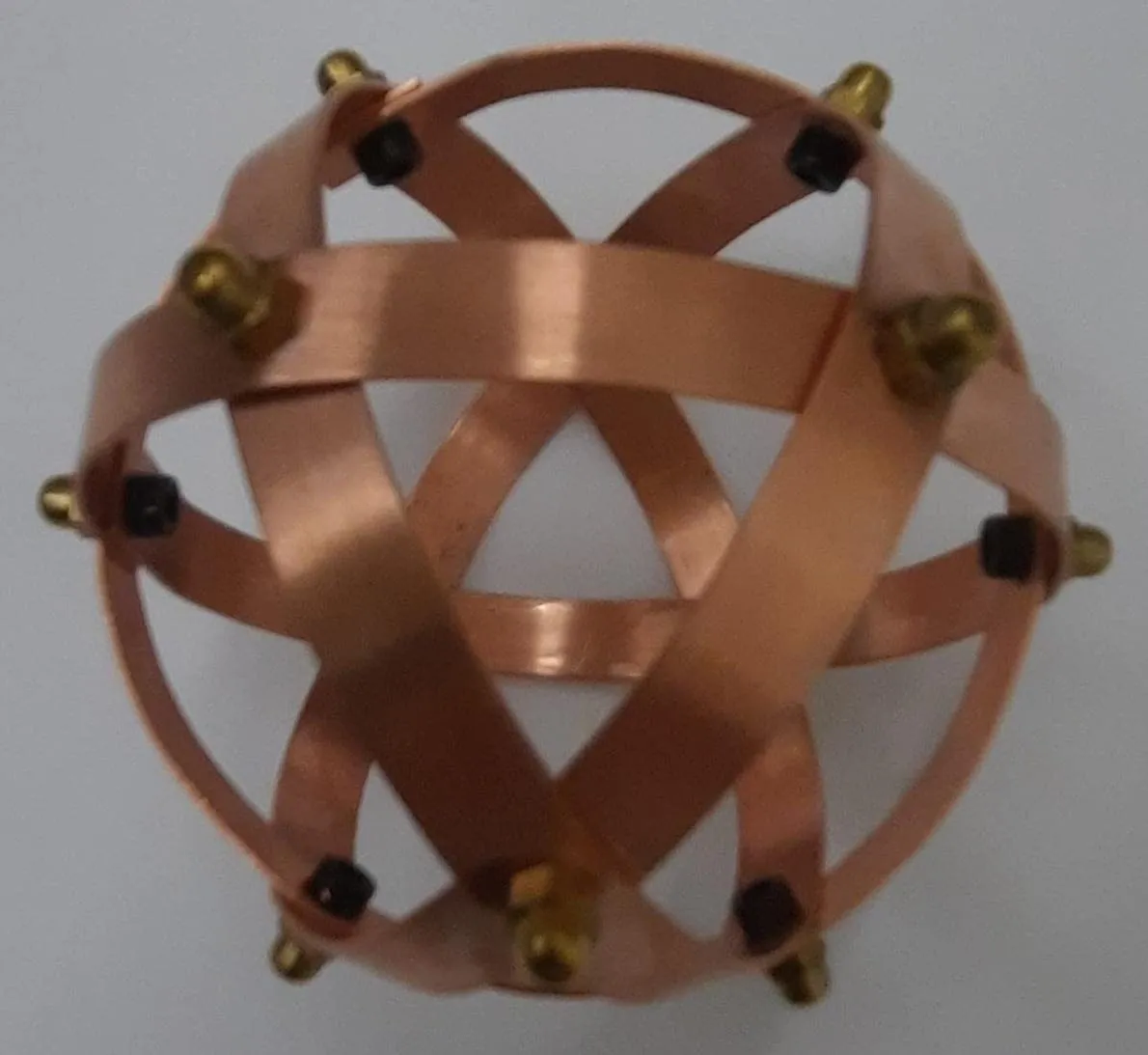 Genesa Crystal Rame Accessorio tascabile 8cm di diametro, fasce larghe 9-10mm e fissate con dadi ciechi in ottone.