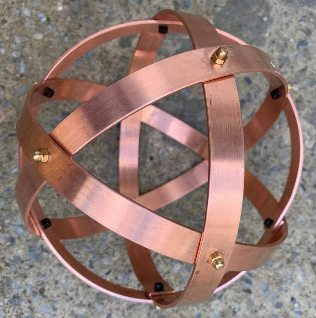 Genesa Crystal Rame 16cm di diametro con fasce 15x2mm, intrecciate simmetricamente e fissate con dadi ciechi in ottone.
