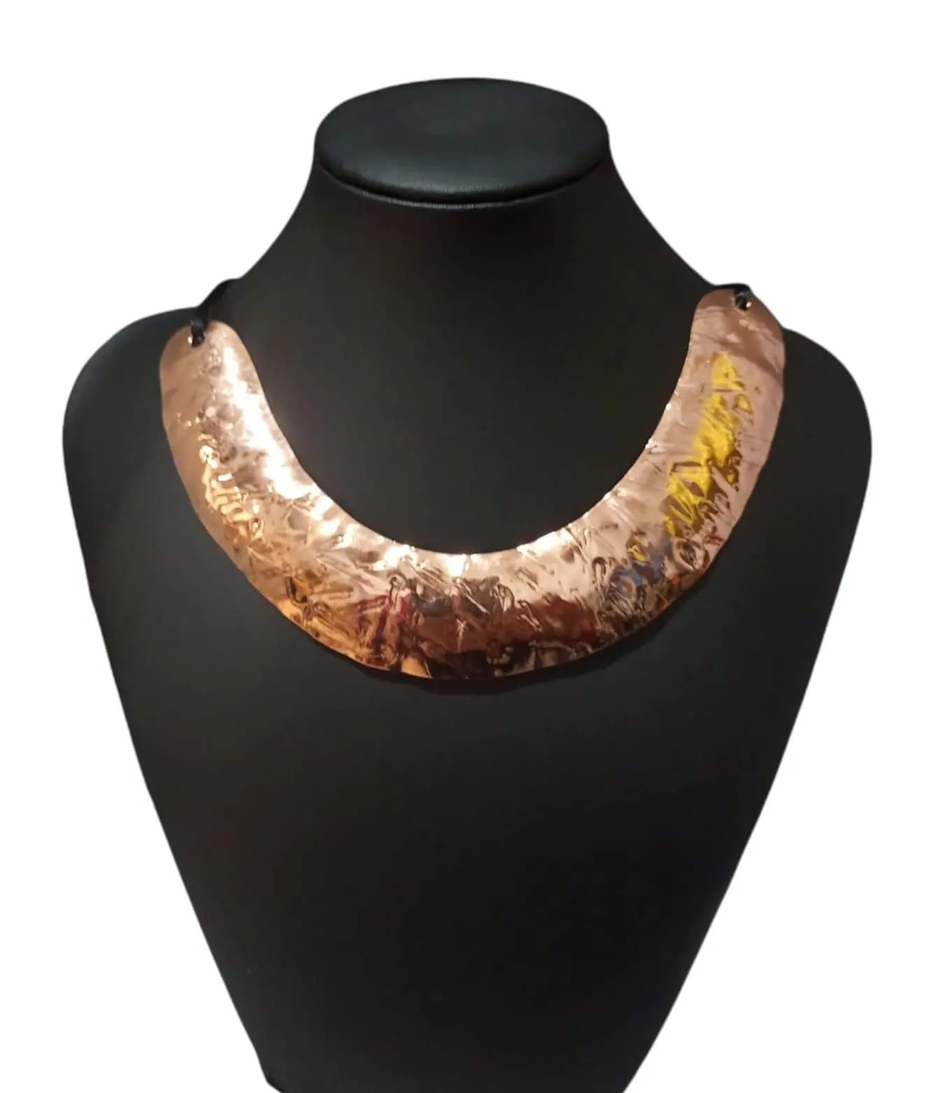 Collana in rame martellato interamente fatta a mano.