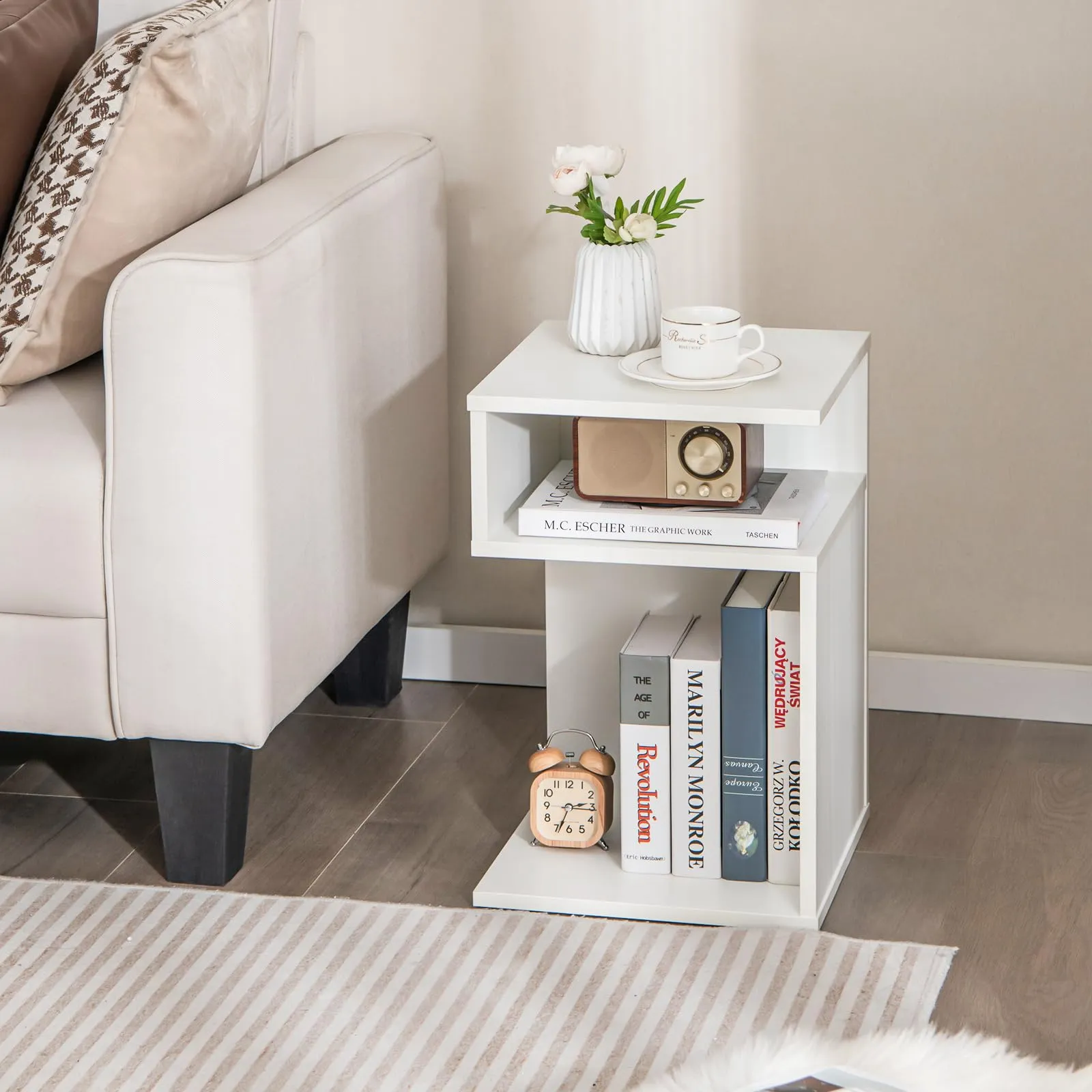 COSTWAY Tavolino Laterale da Salotto a Forma di S per Piccoli Spazi, Tavolino per Divano con 2 Scomparti Aperti, Comodino Moderno per Soggiorno, Camera da Letto e Studio, Bianco