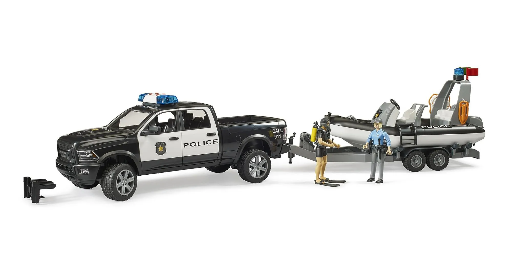 bruder 02507 - pick-up della polizia RAM 2500, modulo luci e suoni, rimorchio con barca, 2 figure, veicolo di emergenza, servizio di soccorso