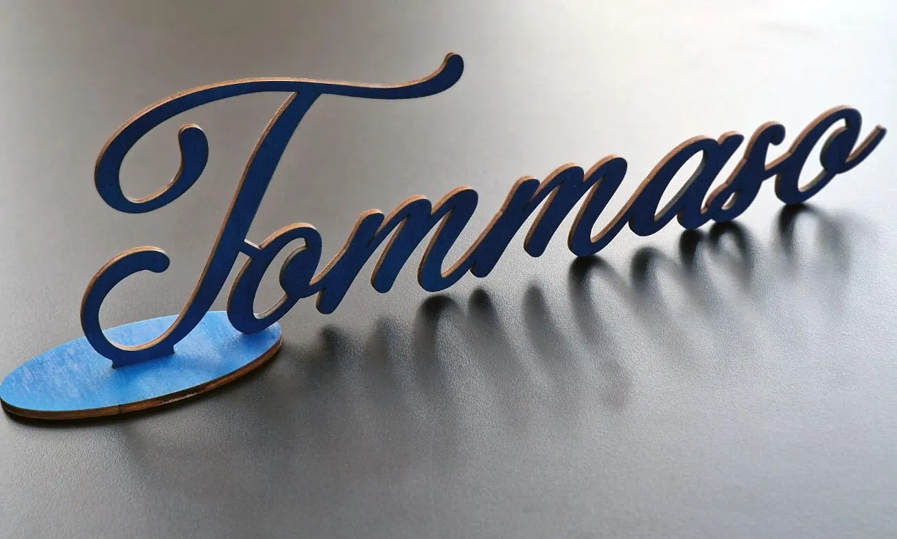 Scritta in Legno Personalizzata Spessore 4mm | Nome Inciso al Laser | Topper o Targa per Tavolo Torta, Gadget o Decorazione, (60 cm)
