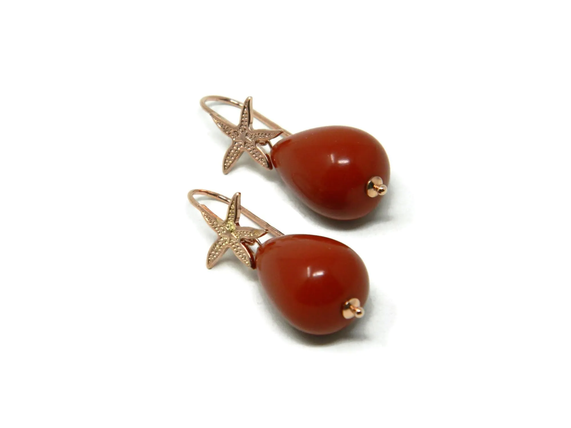 Orecchini pendenti con stella marina in argento placcato oro rosa e goccia corta di pasta di corallo rosso Sardegna