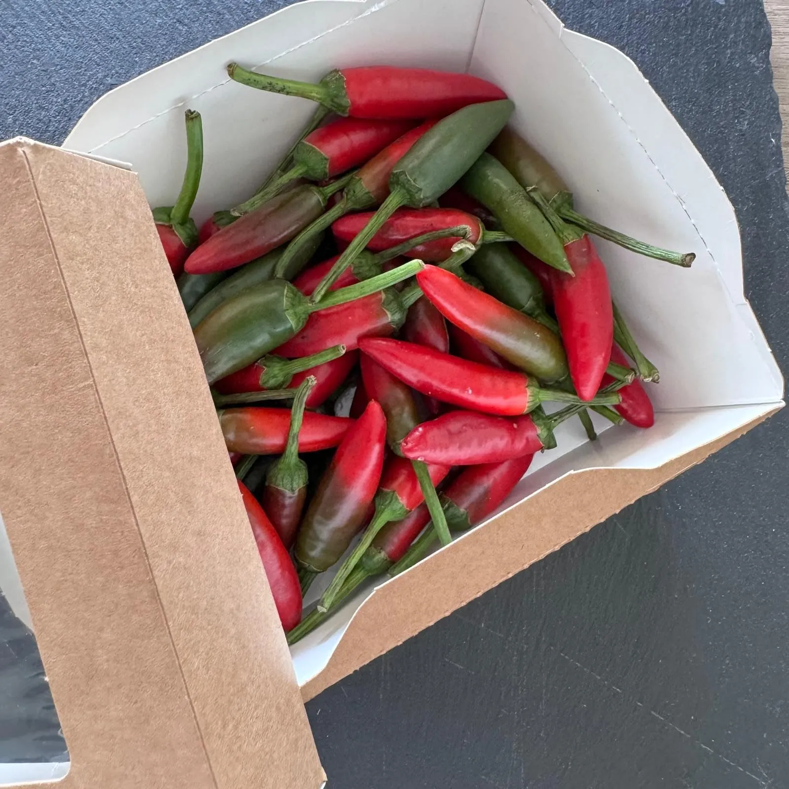 Peperoncino Piccante Fresco Calabrese – 100% Italiano – Raccolto a Mano per Massimo Aroma e Piccantezza – Specialità Tipica della Calabria – Val D'Esaro - 200g