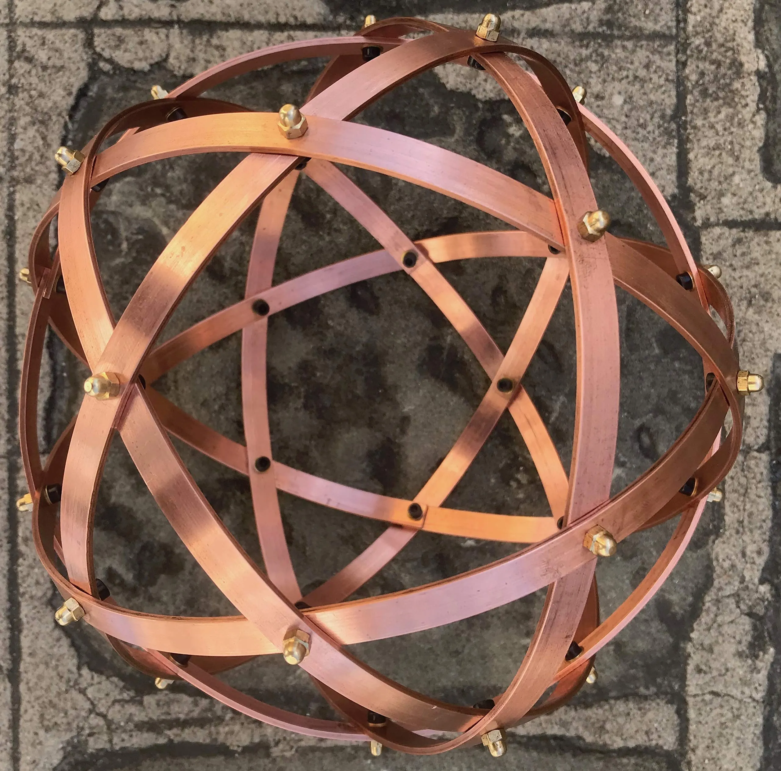 Genesa Pentasfera in Rame, 21cm di diametro, fasce larghe 10mm, intrecciate simmetricamente e fissate con dadi ciechi in ottone