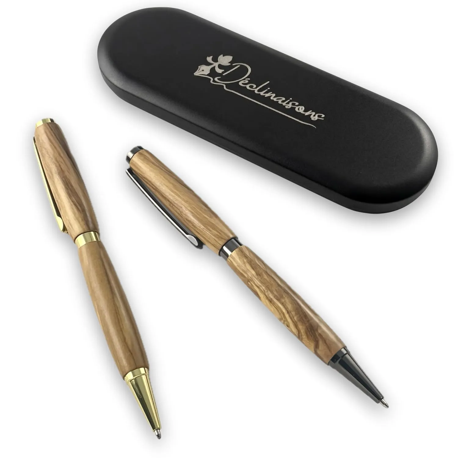 Set di 2 penne personalizzate legno d’Ulivo, prodotta artigianalmente in Francia. Possibilità di incisione personalizzata. Custodia di lusso inclusa.