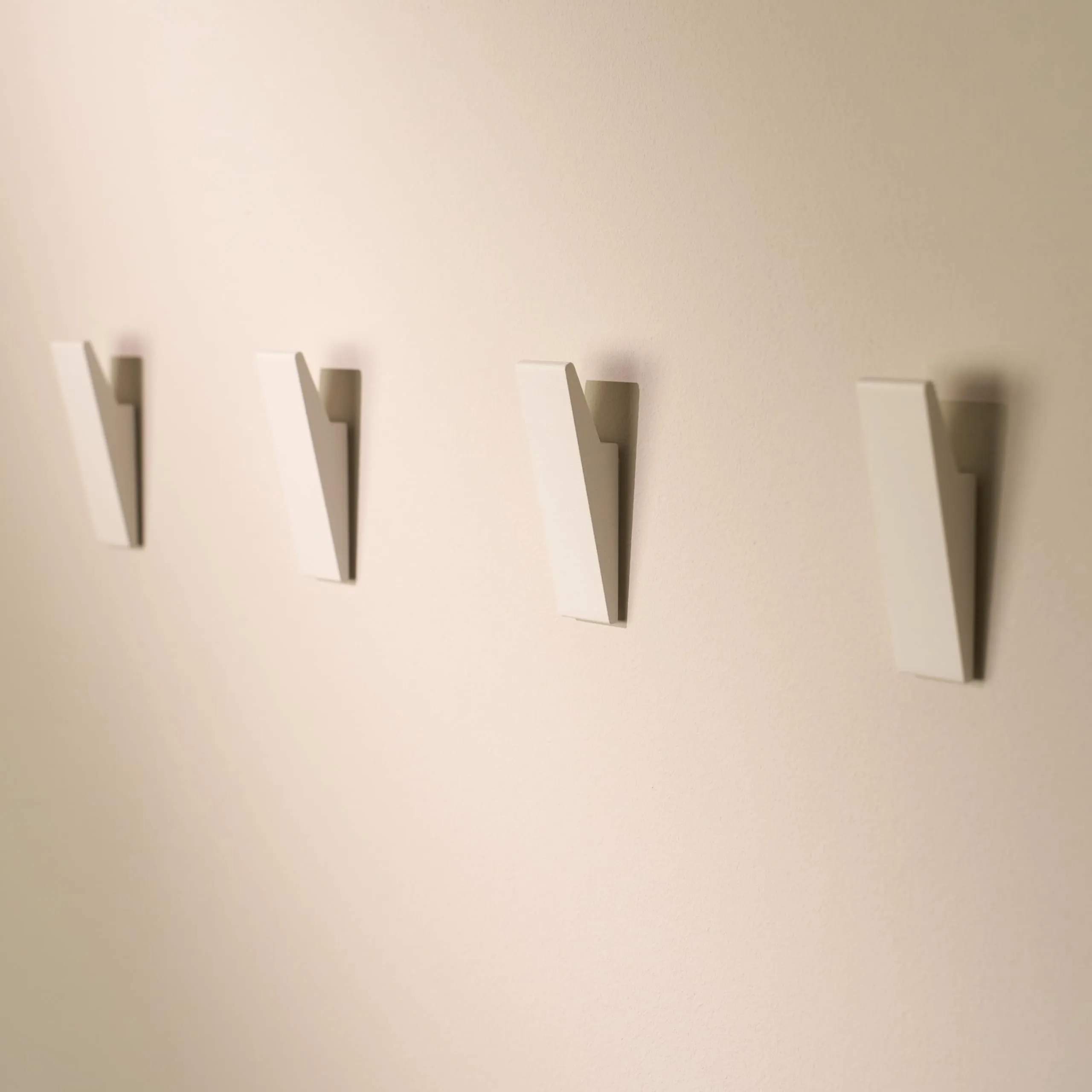 Design Amburgo Ganci adesivi forte | Appendi accappatoio bagno | Porta asciugamani bagno adesivo | Appendini bagno e ganci cucina | Design Moderno | 4 Pezzi | Appendi asciugamani bagno bianco