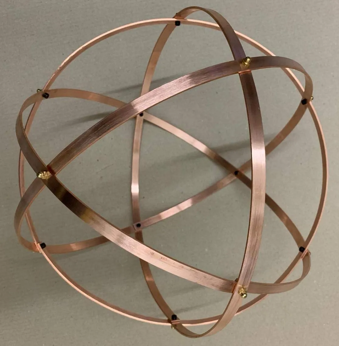 Genesa Crystal in Rame, 32cm di diametro, fasce larghe 10mm, intrecciate simmetricamente e fissate con dadi ciechi in ottone