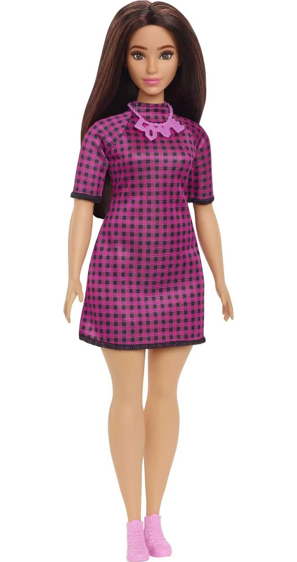 Barbie - Fashionistas N 188 Bambola Curvy, Capelli Neri, Vestito a Quadri Rosa e Neri, Collana con Scritta "Love", Sneaker Rosa, Giocattolo per Bambini 3+ Anni, HBV20