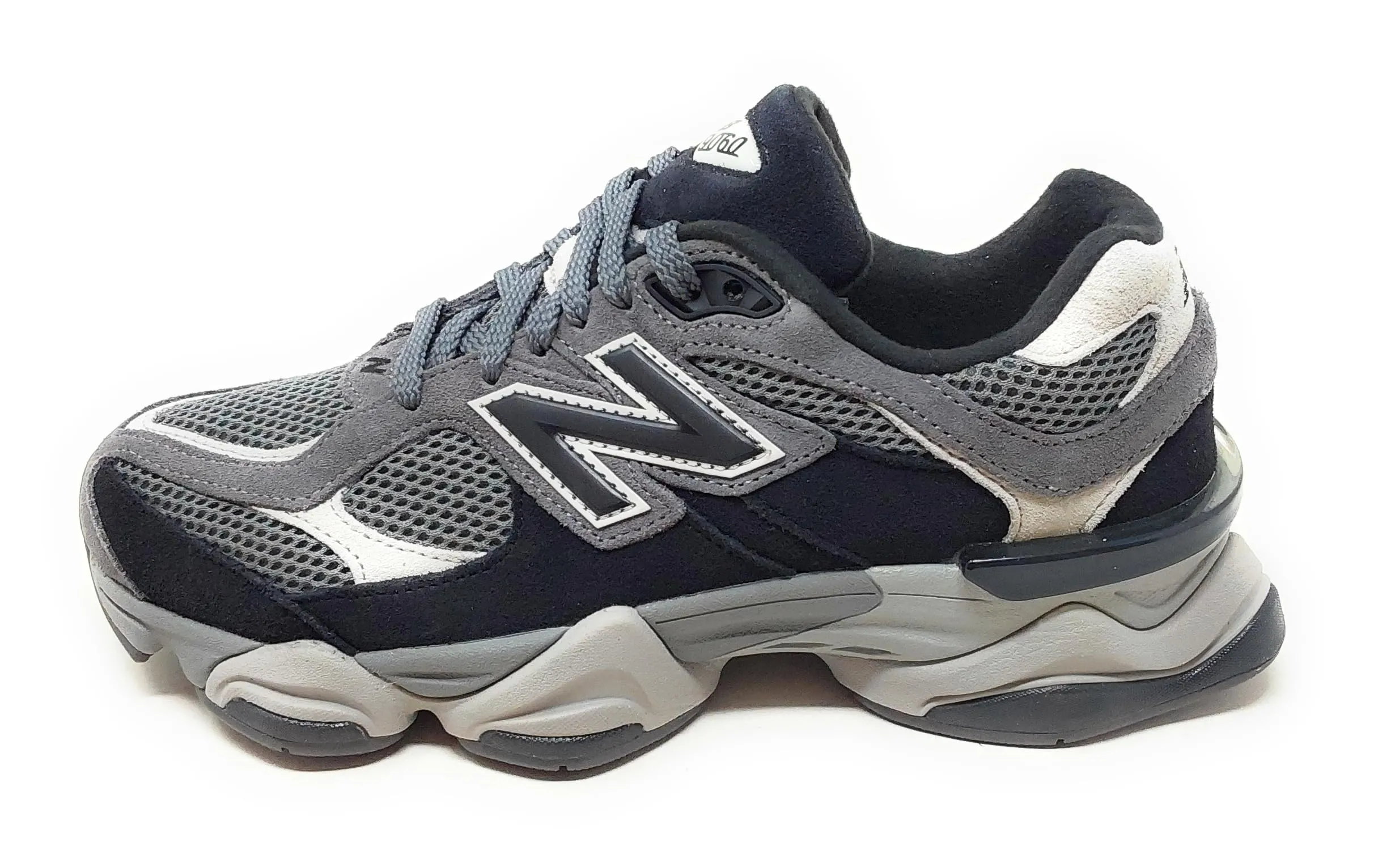 New Balance 9060 Sneakers Sportive U9060ERA GrigiomNero,Mesh e Pelle Scamosciata,Suola Ammortizzata,Design Chunky (Grigio Nero, Sistema Taglie Calzature EU, Adulto, Numero, Media, 42)