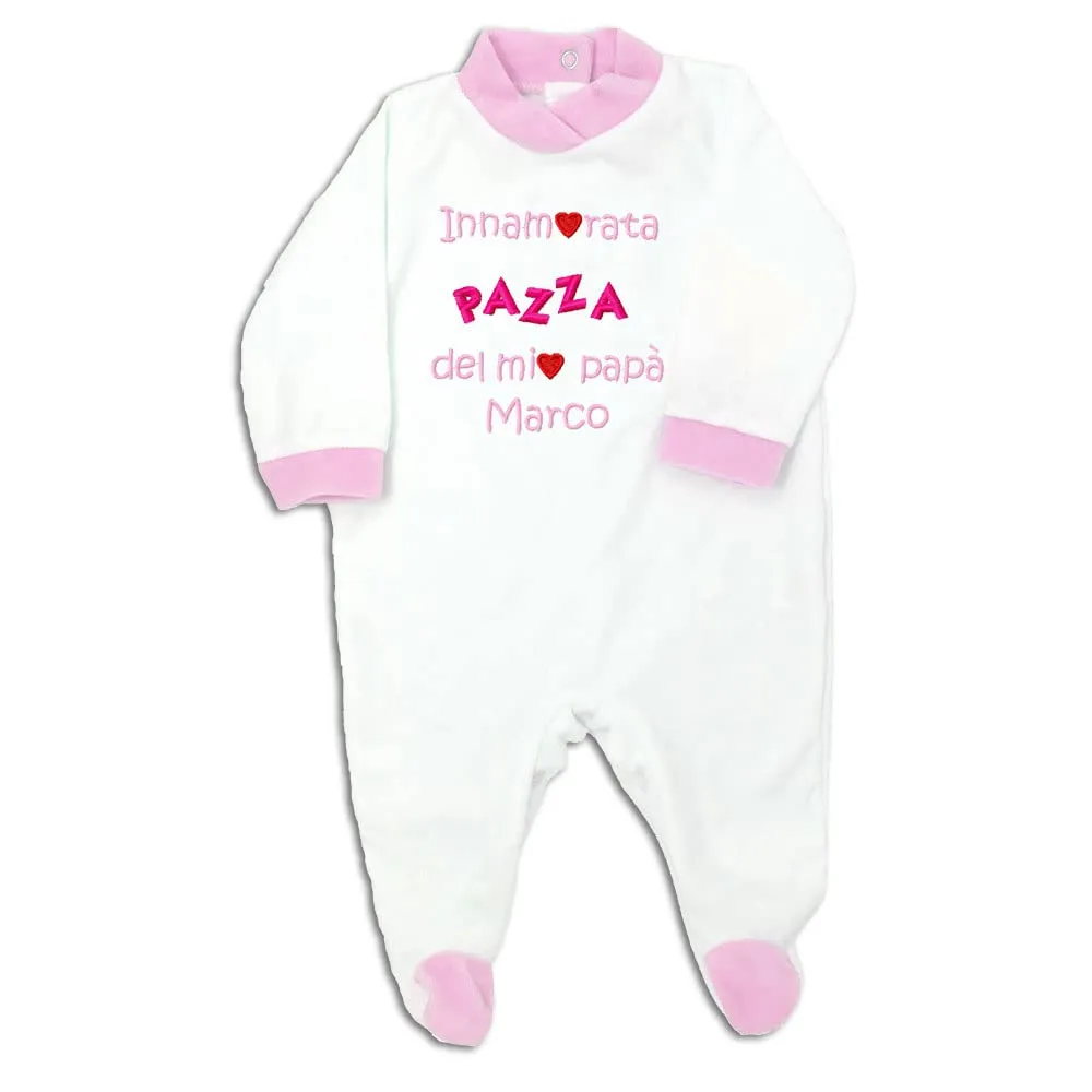 Zigozago - Tutina a Manica lunga in ciniglia di Cotone con ricamo -Innamorata Pazza del Mio Papà- | Fatto a Mano in Italia | Personalizzabile con Nome del Papà | Bordo: Rosa | Taglia: da 0 a 6/9 mesi