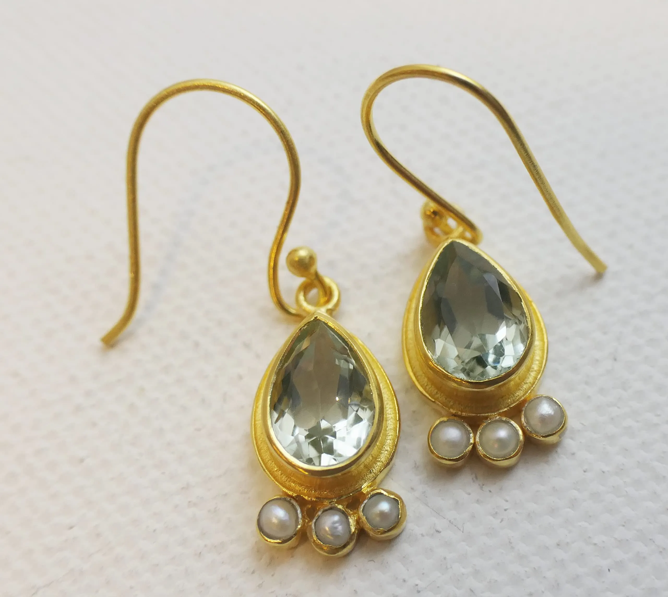 Orecchini in Argento 925 Placcato Oro con Ametista Verde e Perla d'Acqua Dolce