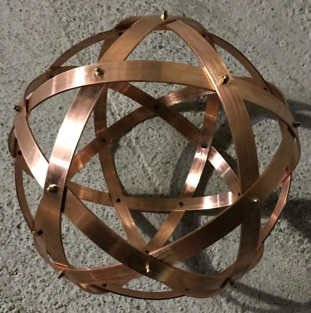Genesa Pentasfera Rame 32cm di diametro, fasce larghe 20mm e spesse 2mm fissate con dadi chiechi in ottone.