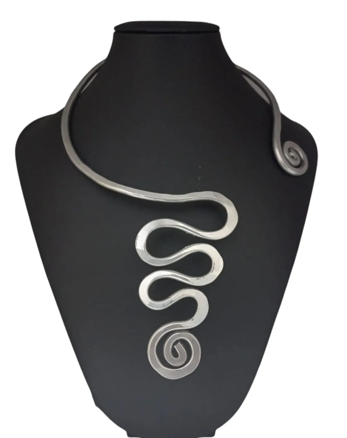Squiggles. Collana in alluminio martellato, fatto a mano. Sempre lucida e molto leggera