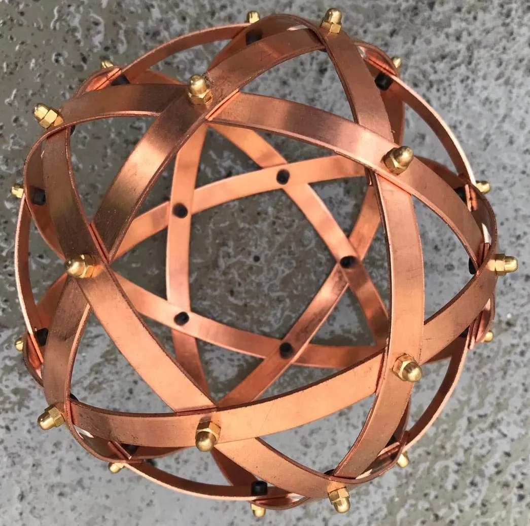 Genesa Pentasfera Rame 16cm di diametro, fasce larghe 10mm e fissate con dadi ciechi in ottone.