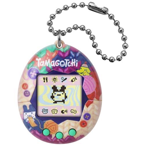 Tamagotchi original – Bandai – Tama Sewing – Animaletto Virtuale Elettronico con Schermo LCD – Gioco Interattivo in italiano con Mini‑Giochi – Tema Cucito – Giocattolo per Bambini 8+ – 46163