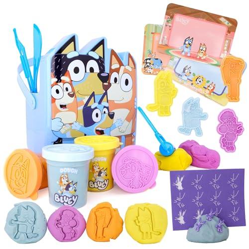 Toyland® 17 pezzi Bluey Dough Bucket Activity Set - 4 impasti, 3 taglierine, 1 rullo, 4 timbri, 3 schermi di gioco cancellabili e 1 secchio - Giocattoli per arti e mestieri