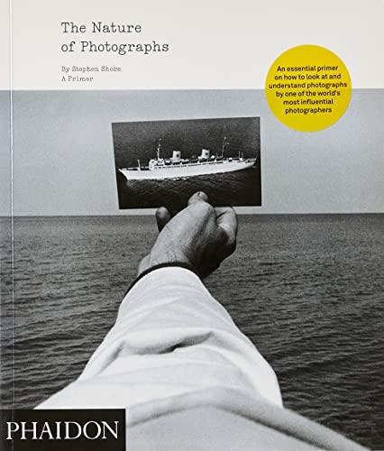 The Nature of Photographs: A Primer [Lingua inglese]