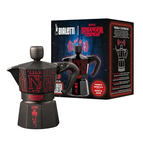 Bialetti Moka Express Stranger Things 3 Tazze, Pomolo Musicale con ricarica USB C, Non adatta ad induzione, 3 Tazze (130ml), Nero