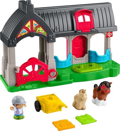 Fisher-Price Little People - Maneggio dei Cavalli, playset con suoni, fienile e tre stalle, include 2 cavalli, 1 personaggio, 1 carro agganciabile e 2 accessori, giocattolo per bambini, 1+ anni, HWR84