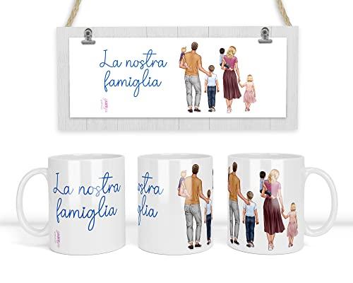 Tazza Mug Personalizzata con Famiglia – Personaggi Personalizzati (Abiti, Capelli, Mamma, Papà, Bambini, Bebè) – Con Frase – 3 o Più Personaggi