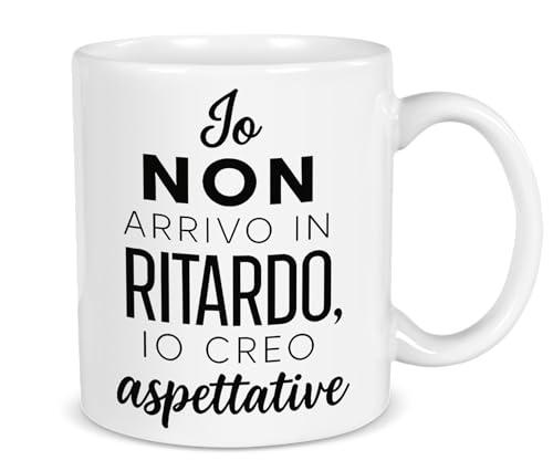 DEKORI Tazza Mug 350 ml in Ceramica – “Io non arrivo in ritardo, io creo aspettative” – Idea Regalo Divertente per Amici, Colleghi e Familiari (IO NON ARRIVO IN RITARDO)