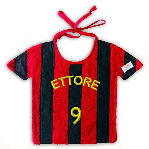 Zigozago - Bavaglino ricamato in spugna di cotone a forma di maglietta Calcio Football a righe Rosso e Nero | Fatto a Mano | Personalizzabile con Nome | Chiusura: Elastico o Laccetti | Misura 30x22 cm