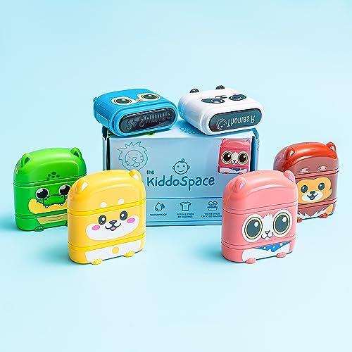 Kiddospace Timbro Personalizzato - Timbro Vestiti Bambini Asilo - Kiddo Timbro Per Vestiti - Timbri Personalizzati Per Abbigliamento Per Bambini - Timbro Nome Doppio Lato (Inchiostro Bianco+Nero)