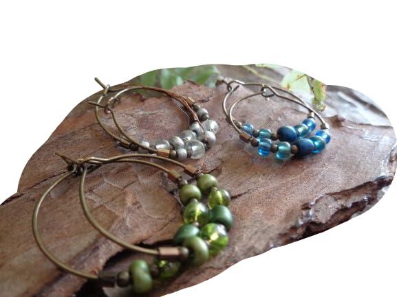 ༺ Orecchini a cerchio PICCOLI E LEGGERI IN BRONZO CON PICCOLE PERLINE DI VETRO ༻ orecchini piccoli e rotondi in blu, verde o grigio argento