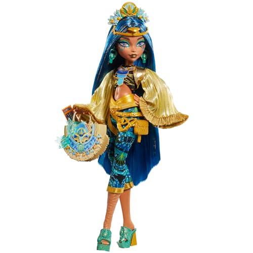 Monster High - Cleo de Nile Monster Fest, bambola con outfit glamour e accessori a tema festival musicale inclusi, spuntini, poster della band e borsa, giocattolo per bambini, 4+ anni, HXH81, blu