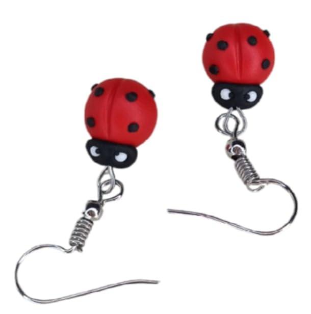 Orecchini con coccinelle modellate a mano in argilla polimerica