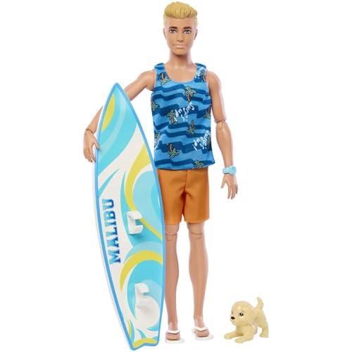 Barbie - Set Ken biondo con tavola da surf e cagnolino, include una bambola con costume sportivo, infradito a tema e tanti accessori da spiaggia, giocattolo per bambini, 3+ anni, HPT50