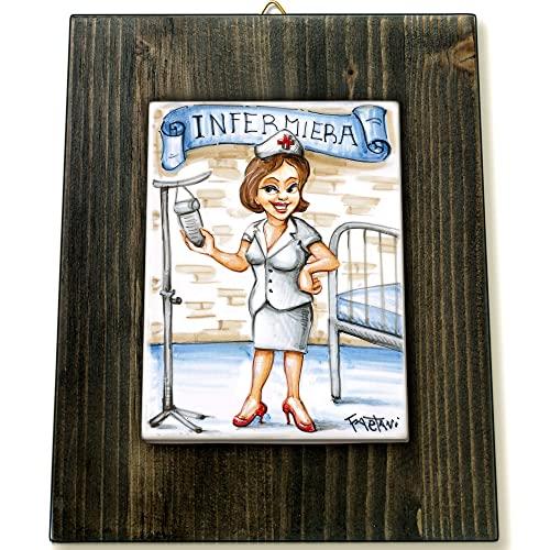 Infermiera - Idea regalo originale donna - Quadretto con mattonella in ceramica realizzata a mano, dimensioni cm13x16. Made in Italy. Gadget mestiere e lavoro