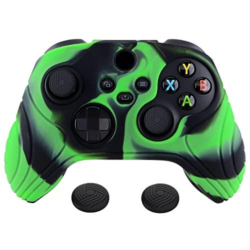 eXtremeRate PlayVital Cover Skin per Xbox Series X S Controller Joystick Custodia Protettiva Silicone Antiscivolo con 2 Gommini Coprilevette Analogiche-Simurai Edizione(Verde Nero)