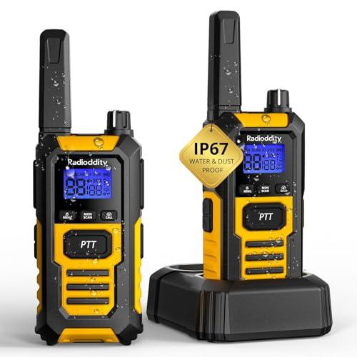 Radioddity HD-1 Walkie Talkie IP67 impermeabile, Set radio PMR robusto, antipolvere e antishock con chiamata di gruppo a un tasto, allarme vibrante, SOS, ricarica via base e USB-C (2 pezzi, giallo)