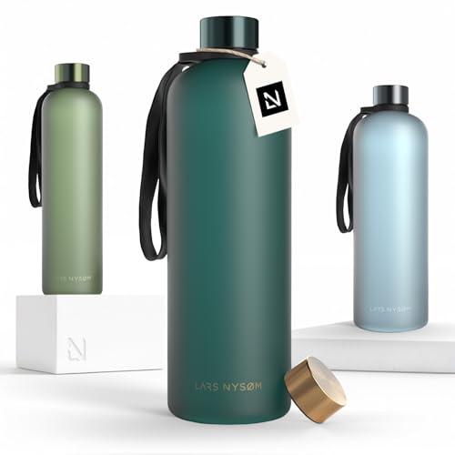 LARS NYSØM Borraccia 1 5l | Bottiglia acqua 1500ml | Bottiglia ultraleggera in Tritan Sport a prova di perdite | Ideale per sport, ufficio, yoga | 2 coperchi inclusi (Green - Gold, XL 1500ml)