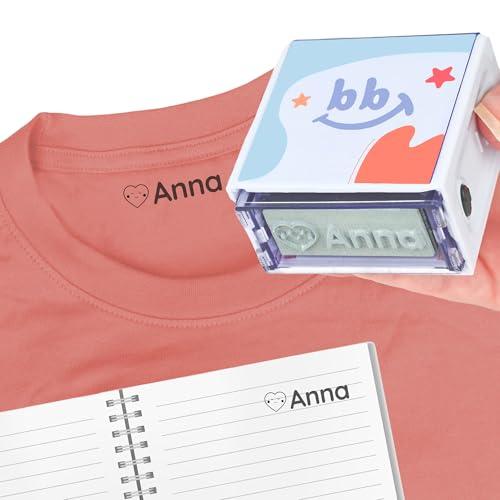 StiKiddo® Timbro Personalizzato Per Bambini, Ideale per Nido e Scuola, Timbro Vestiti Bambini Asilo Personalizzato, Indelebile e Resistente all'Acqua, Timbro Nome Per Vestiti Bambini Asilo e Per Carta