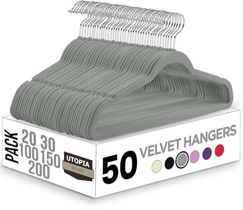 Utopia Home - Grucce in velluto - Antiscivolo e resistenti con barra per cravatte - Grucce salvaspazio per camicie, giacche e vestiti (Grigio, Confezione da 50)