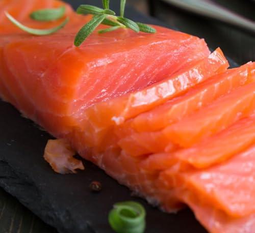 Salmone a lenta affumicatura Calvisius: prelibatezza dal sapore delicato e intenso, lavorato con cura secondo il metodo tradizionale. Confezione da 320 gr